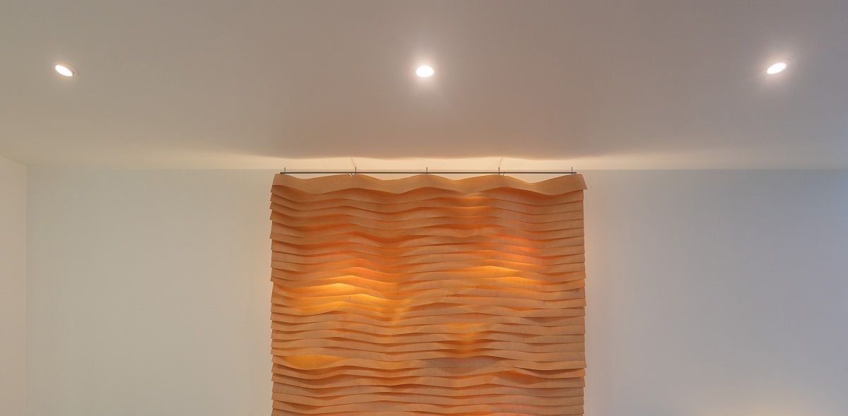 Nel soggiorno, una luce a parete e dei faretti a soffitto creano una combinazione funzionale.